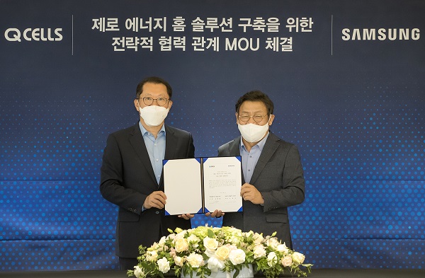 김희철 한화큐셀 사장(왼쪽)과 이재승 삼성전자 생활가전사업부장(사장)