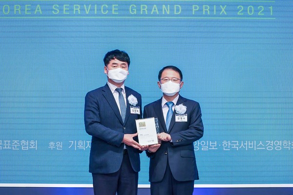 ▲대우건설 주택건축사업본부 상무(왼쪽)가 '2021 한국서비스대상 시상식'에서 아파트부문 종합대상을 수상한 후 기념촬영을 하고 있다.