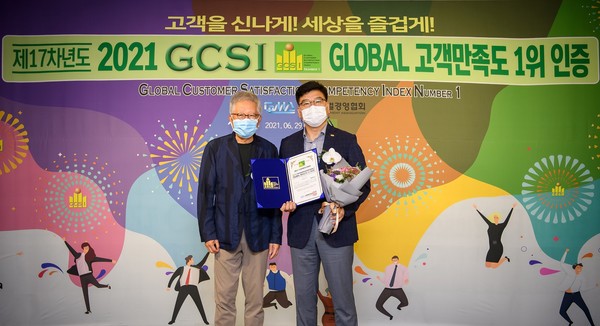 ▲ (왼쪽부터) 배순훈 글로벌경영협회장, 이일희 넥센타이어 글로벌품질BS 고객만족팀장