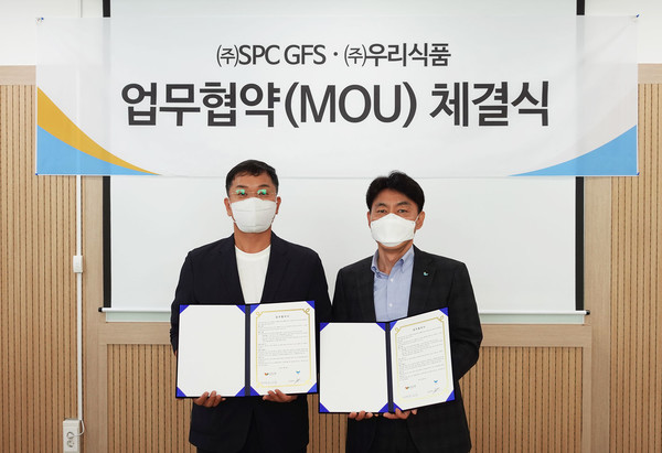 ▲SPC GFS 윤종학 전무(오른쪽)와 우리식품 허성용 대표