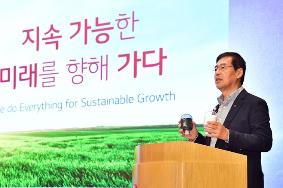 ▲신학철 LG화학 부회장이 지난 14일 열린 온라인 기자간담회에서 3대 신성장 동력 사업 육성 및 투자 계획을 발표하고 있다. 사진-LG화학