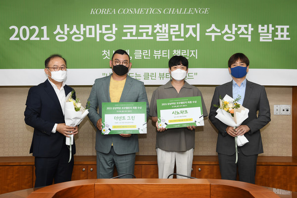▲이상학 KT&G 지속경영본부장(왼쪽 첫 번째), 안빈 코스모코스 대표이사(오른쪽 첫 번째)와 수상자인 김홍석 더센트그린 대표(왼쪽 두 번째), 박신호 시노파크 대표(왼쪽 세 번째)