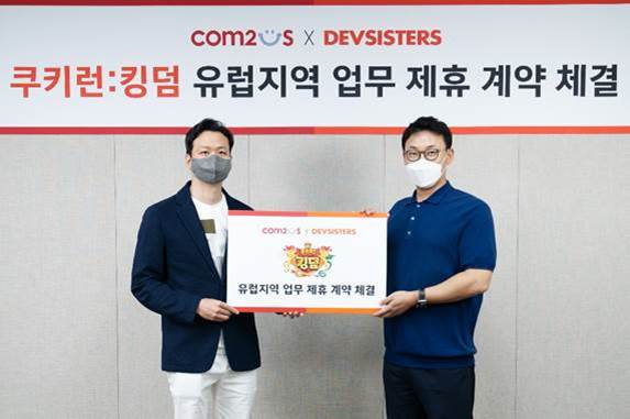 ▲컴투스 송재준 대표(왼쪽), 데브시스터즈 이지훈 대표(오른쪽)이 협약 체결 후 기념촬영.