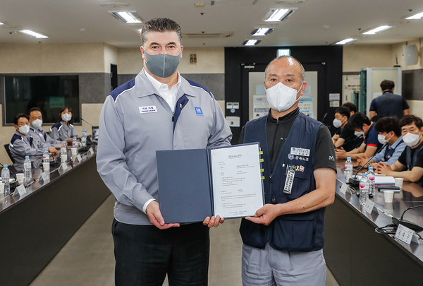 ▲카허 카젬 한국지엠 사장(왼쪽), 금속노조 한국지엠지부 김성갑 지부장(오른쪽)