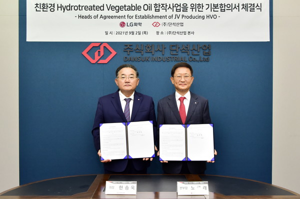 ▲(왼쪽부터)단석산업 한승욱 회장과 LG화학 노국래 석유화학사업본부장