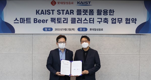 ▲롯데칠성음료 박윤기 대표이사(왼쪽)와 KAIST 공과대학장 이동만 교수