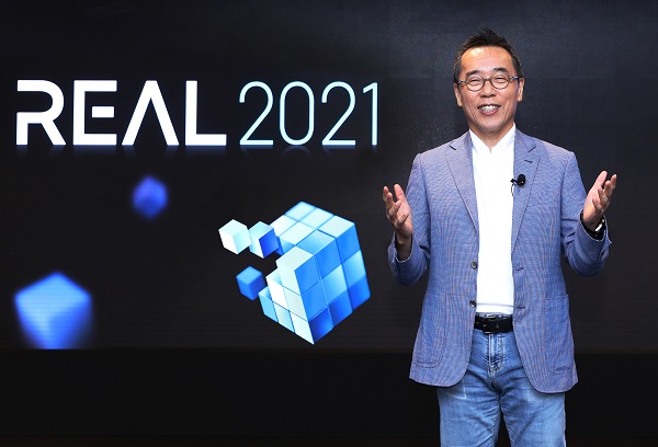 'REAL 2021' 인사말을 하고 있는 삼성SDS 황성우 사장