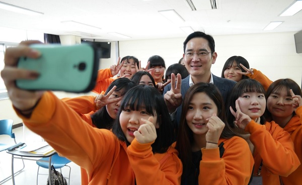 삼성 CSR 활동인 드림클래스 참여 학생들과 함께 사진 촬영 중인 이재용 부회장. 사진은 기사 내용과 무관