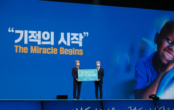 ▲박한길 애터미 회장(왼쪽)과 서정인 한국컴패션 대표