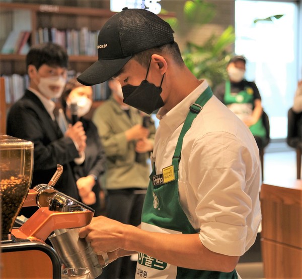 ▲2021년 스타벅스 장애인 바리스타 챔피언십 우승자 김동민 파트너