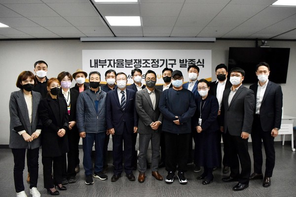 ▲21일 오후 강동구 천호동 이스트센트럴타워에서 열린 맘스터치 '내부자율분쟁조정기구 발족식'에서 이승창 초대 위원장(왼쪽부터 여덟 번째) 맘스터치 김동전 대표이사(왼쪽부터 열 번째)를 비롯한 가맹사업자 대표, 가맹본부 대표들이 기념사진을 찍고 있다