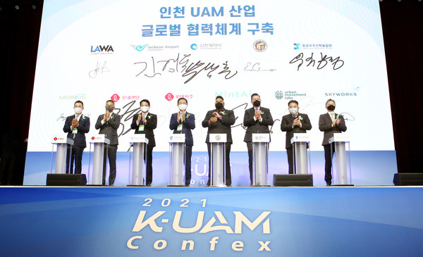 (사진 왼쪽부터) 김현수 롯데렌탈 대표, 김승욱 롯데지주 상무, 김경욱 인천국제공항공사 사장, 박남춘 인천광역시장 (사진 오른쪽부터) 최유진 민트에어 대표, 유창경 항공우주산학융합원장