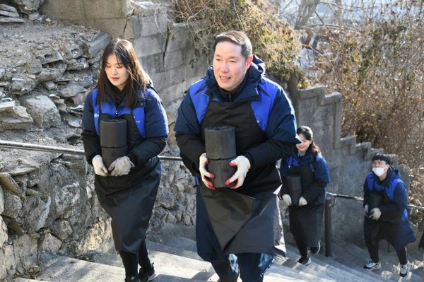 신입사원들과 연탄나르기 봉사활동을 하고 있는 조현상 부회장