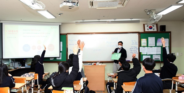 ▲유성중학교에서 진로 탐색 교육 프로그램이 진행되고 있다.