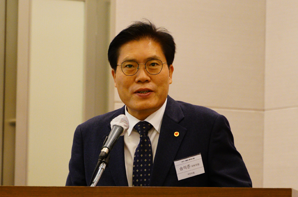 ▲송석준 국민의힘 국회의원이 여의도 전경련회관 컨퍼런스센터 3층 에메랄드홀에서 열린 ‘2021 친환경 하우징 포럼’에 참석해 개회사를 하고 있다.