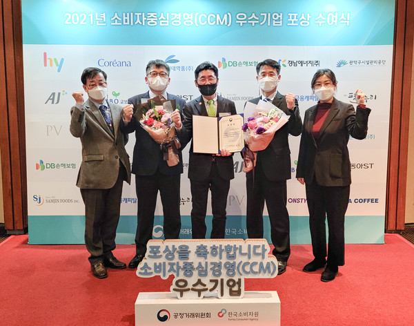 ▲(왼쪽부터) 동아에스티 류영재 수석, 박문식 고객만족팀장, 이성근 경영관리본부장, 서동인 품질보증실장, 최신혜 책임