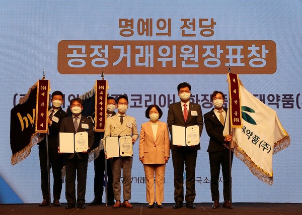 ▲(왼쪽부터) 최동일 hy 홍보부문장, 유학수 코리아나 화장품 대표이사, 조성욱 공정거래위원회 위원장, 이상준 현대약품 대표이사