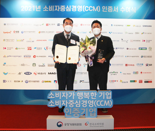 ▲(왼쪽부터) 진종기 삼양식품 대표이사, 박경철 삼양식품 최고고객책임자