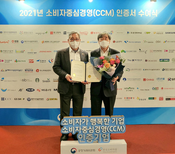 ▲샘표 박진선 대표(오른쪽)와 김정수 최고고객책임자