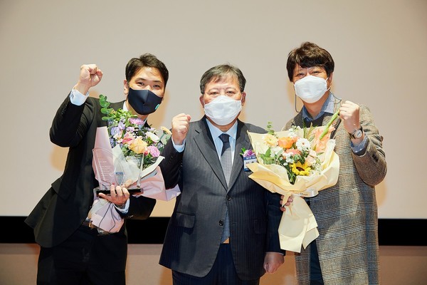 ▲풀무원 이효율 대표(사진 가운데)가 2021 ESG 우수기업 시상식 후 풀무원 관계자들과 함께 화이팅을 외치며 기념 사진을 찍고 있다