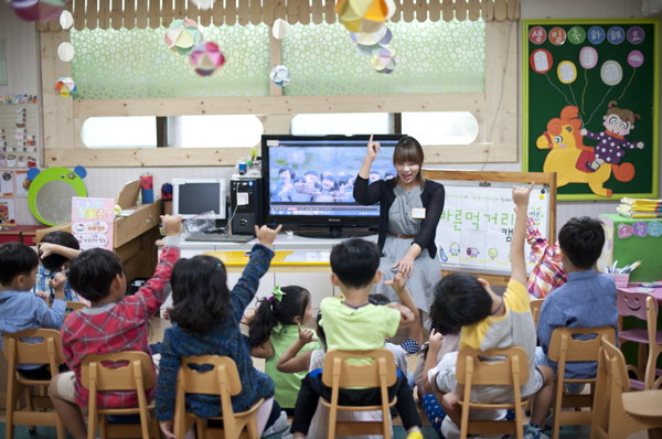 ▲2010년부터 올바른 식습관 형성을 위해 진행하고 있는 풀무원 대표 사회공헌활동 어린이 바른먹거리 교육에서 어린이들이 바른 식습관을 실천하겠다는 약속을 하고 있다