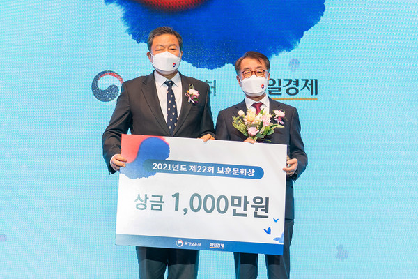황기철 국가보훈처장(왼쪽), 효성 커뮤니케이션실 최영범 실장