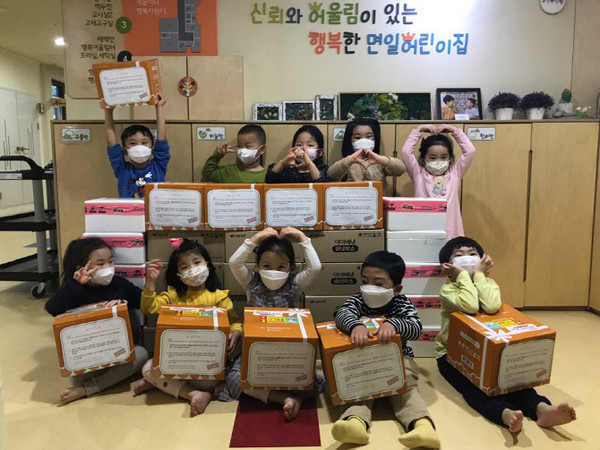 ▲지난해 아이배냇은 코로나19로 무기한 휴원을 맞이하며 어려움을 겪은 서울 지역 어린이집에 자사 영유아식품을 지원했다