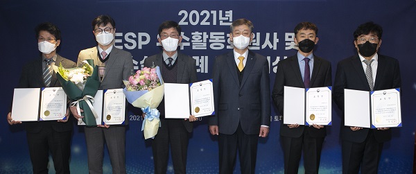▲ 동서식품 창원공장이 8일 서울 중구 밀레니엄 힐튼 서울에서 열린 '기후변화 대응 및온실가스 감축 유공자 포상' 시상식에서 산업통상자원부 장관 표창을 수상했다. 시상식에서동서식품 창원공장 원동한 공장장(왼쪽에서 두번째)과 한국에너지공단 박병춘수요관리이사(왼쪽에서 네번째)를 비롯한 관계자들이 기념사진을 촬영하고 있다.