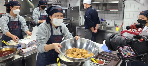 ▲BBQ 올리버스(Olive Us)가 치킨대학에서 방금 조리된 치킨을 보여주고 있다
