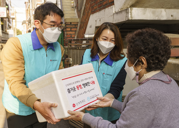 ▲지난 7일 서울 성동구 성수동에 위치한 독거노인 가정에 신세계푸드 직원이 올반 김치를 전달하고 있다