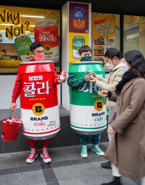▲신세계푸드 송현석 대표이사(왼쪽)와 이대희 수원호매실점 브랜드 파트너(가맹점주)