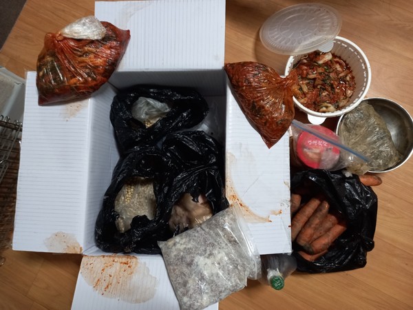 ▲ 백 씨가 받은 택배 상자 내부가 엉망이 돼 있다.