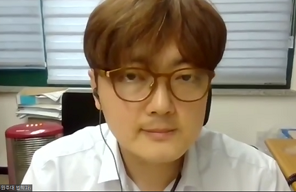 ▲정신동 교수가 오스트리아의 소비자계약법을 중심으로 국내법 개선점에 대해 설명하고 있다.