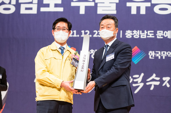 ▲양승조 충남도지사(왼쪽)와 김대현 애터미 대표