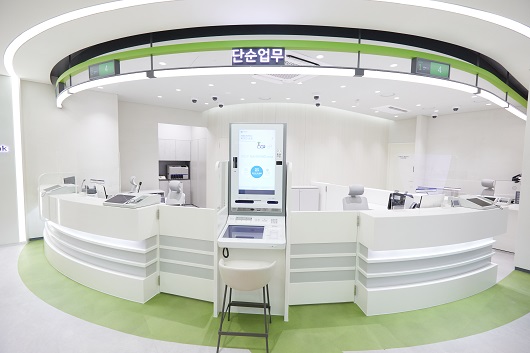▲ 신한은행이 지난 27일 처음 선보인 '디지털맞춤영업점'. 기존 오프라인 창구를 유지하면서 디지털 데스크와 디지털키오스크 등 창구업무 대체가 가능한 기기도 투입된 창구다.