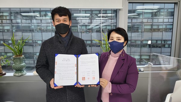 ▲왼쪽부터 김준걸 hy 고객중심팀장, 정남숙 서울시 건강증진과장