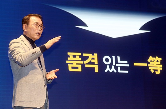 ▲ 지난 3일 서울시 중구에 위치한 신한금융그룹 본사에서 열린 '2022년 신한경영포럼’에서 조용병 신한금융그룹 회장이 CEO특강을 하고 있다.