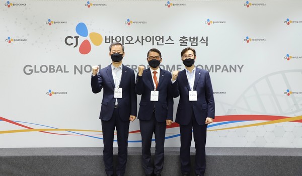 ▲(왼쪽부터) 최은석 CJ제일제당 대표, 천종식 CJ바이오사이언스 대표, 황윤일 CJ제일제당 바이오사업부문장