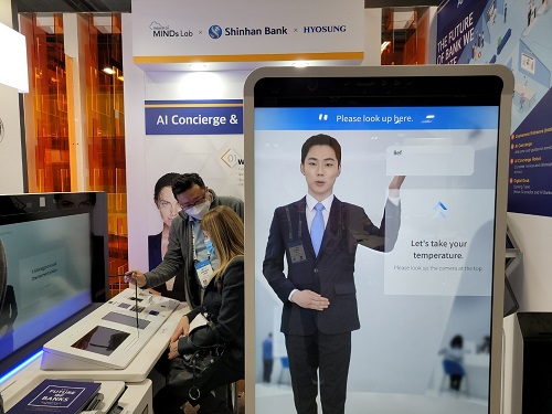 ▲ 신한은행이 미국 라이베이거스에서 열린 CES 2022에 참가해 ‘베네시안 엑스포관 유레카파크 G 62536-52’ 부스에서 AI 뱅커 활용 금융서비스를 시연하는 모습