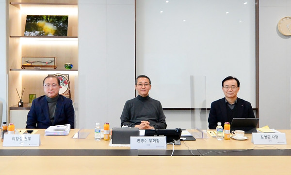 ▲(왼쪽부터) LG에너지솔루션 CFO 이창실 전무, CEO 권영수 부회장, CPO 김명환 사장