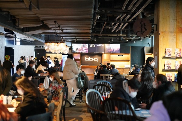 ▲LCK 아레나 경기장 옆 매장에서 고객들이 주문한 BBQ 치킨을 기다리고 있다