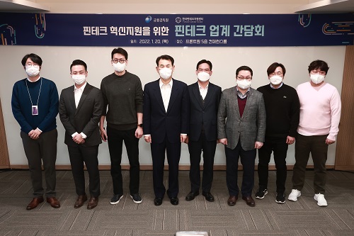 ▲ (왼쪽부터) 천정훈 뱅큐 대표, 김지태 아이지넷 대표, 경인태 쿠팡페이 대표, 정은보 금융감독원장, 변영한 핀테크지원센터 이사장, 전승주 에프엔에스 대표, 정윤호 해빗팩토리 대표, 김태훈 핀테크산업협회 부회장