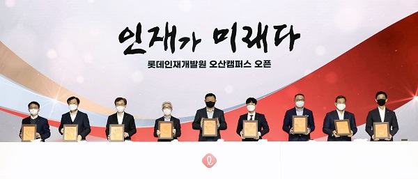 ▲(왼쪽부터)하석주 롯데건설 대표이사, 이영구 롯데 식품군 총괄대표, 김교현 롯데 화학군 총괄대표, 송용덕 롯데지주 대표이사, 신동빈 롯데 회장, 백주환 캐논코리아 사원(신입사원 대표), 이동우 롯데지주 대표이사, 김상현 롯데 유통군 총괄대표, 안세진 롯데 호텔군 총괄대표가 롯데인재개발원 오산캠퍼스 개관식 세리머니를 하고 있다.