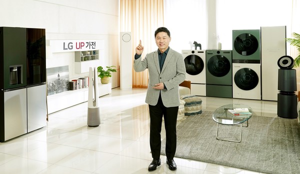 ▲류재철 부사장이 UP가전(업 가전)을 소개하고 있다.
