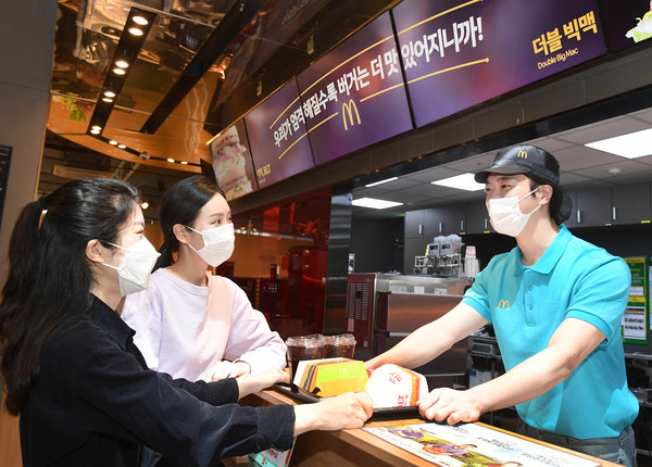 ▲맥도날드 상암DMC점에서 오늘 출시된 더블 빅맥과 빅맥 BLT를 고객들이 수령하고 있다