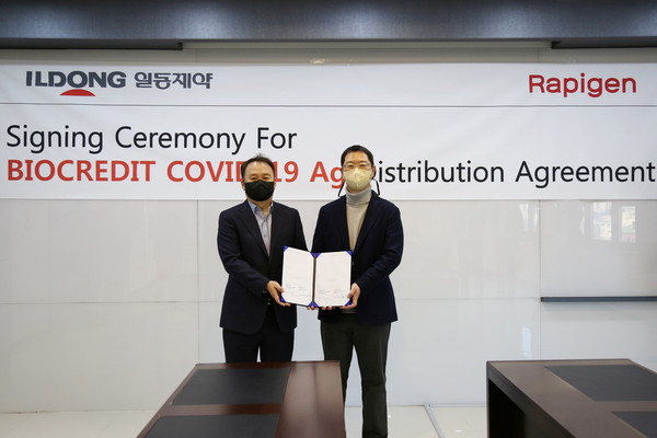 래피젠 박재구 대표(왼쪽)와 일동제약 윤웅섭 대표