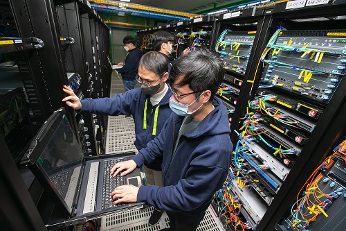 ▲ 케이뱅크 Tech본부 직원들이 서울 목동 KT IDC에 위치한 케이뱅크 IT센터에서 IT 장비를 점검하고 있다.