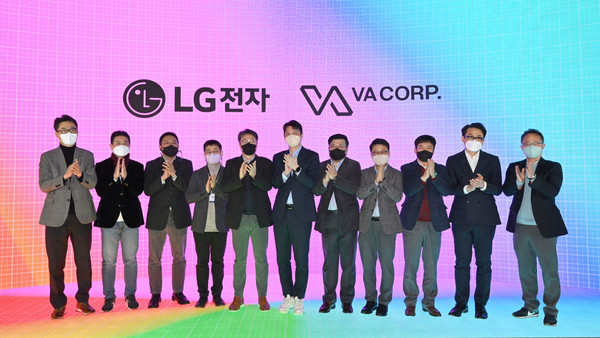 왼쪽 다섯 번째부터 LG전자 ID사업부장 백기문 전무, VA코퍼레이션 김동언 대표
