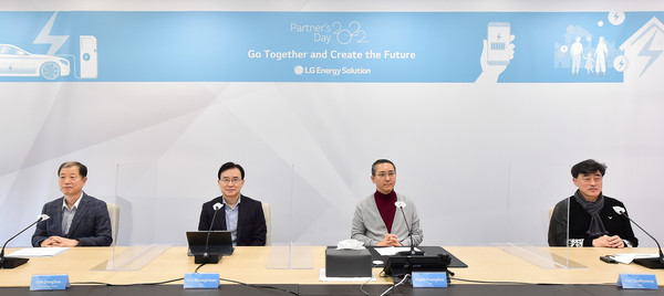 ▲(왼쪽부터) LG에너지솔루션 구매센터장 김동수 전무, CPO 김명환 사장, CEO 권영수 부회장, CQO 김수령 부사장