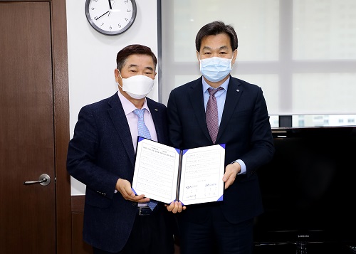 ▲ 18일에 열린 협약식에 참석한 김진균 수협은행장(오른쪽)과 임병규 한국해운조합 이사장이 기념촬영을 하는 모습